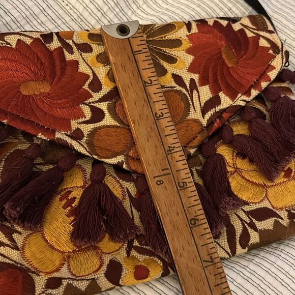 Floral Embroidered tapestry Crossbody Bag - Picture 5 of 7